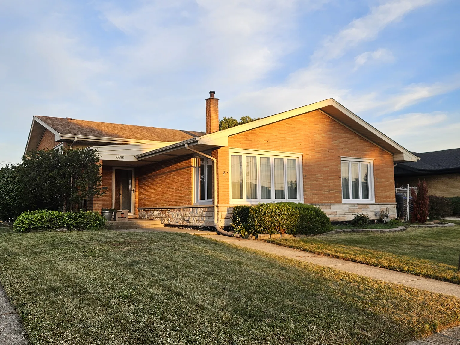 4 bed, $3,000 — Photo 1