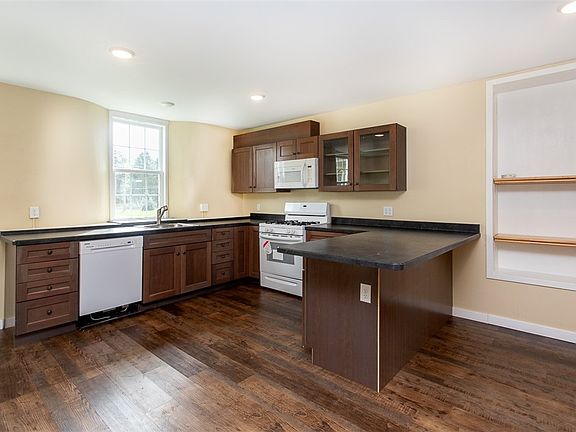 3rd image of 3333 Fowlerville Rd