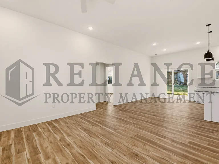 501 E Elmwood St — Photo 13