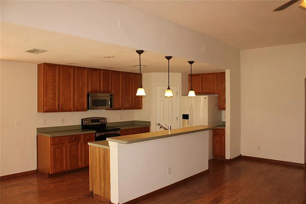 3 bed, 2.0 bath, 2408 sqft, $2,695 — Photo 3