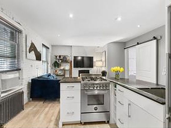4th image of 328 W 17th St APT 2R