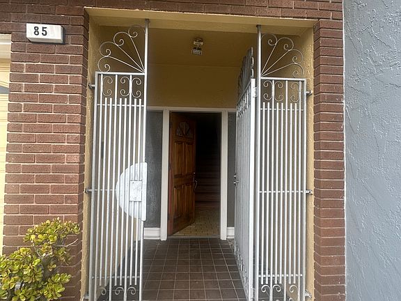 Extra sense of security with a gate before the front door