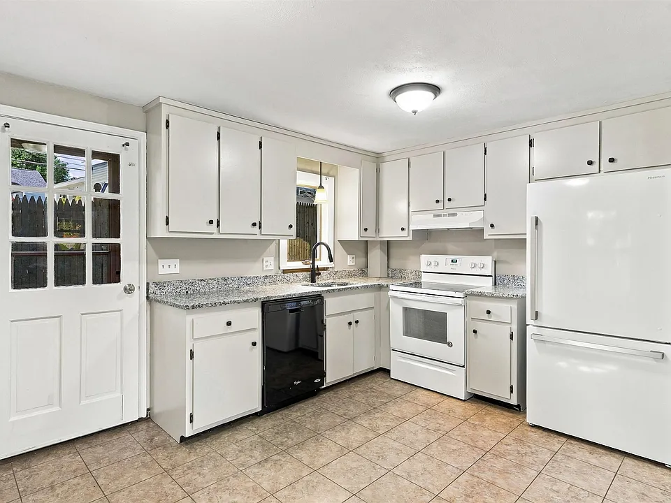 10 Ash St