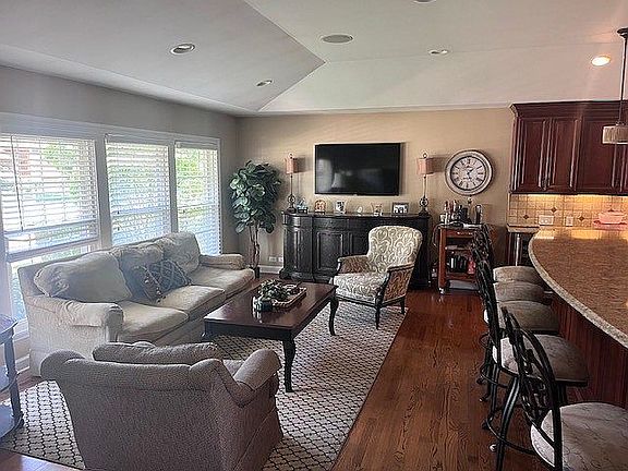 3rd image of 807 E Crabtree Dr