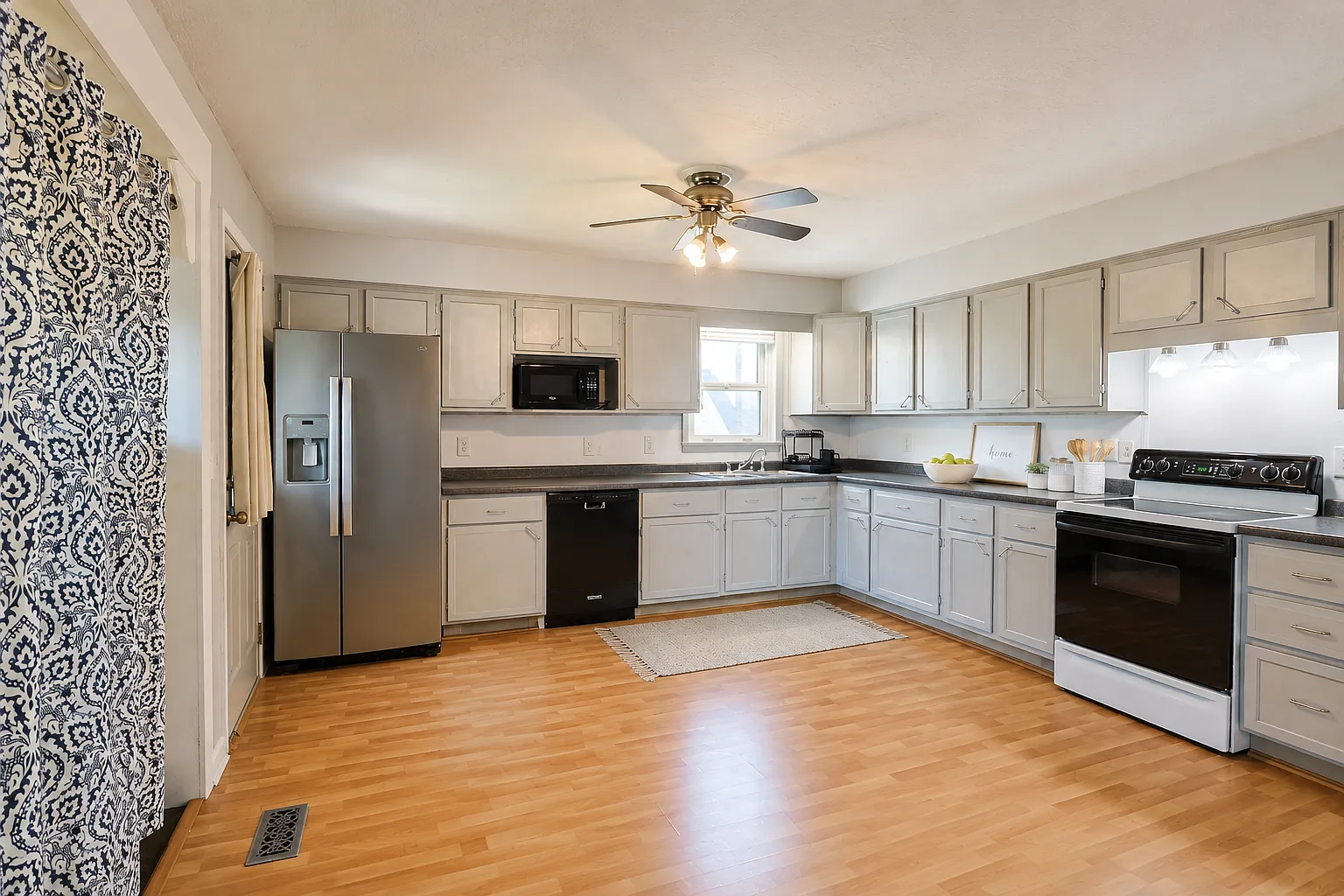 3 bed, 1488 sqft, $1,800 — Photo 2