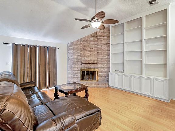 5th image of 2718 Village Circle Dr