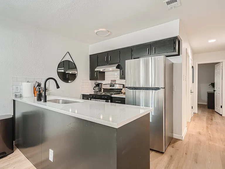 306 E Powell Ln — Photo 22