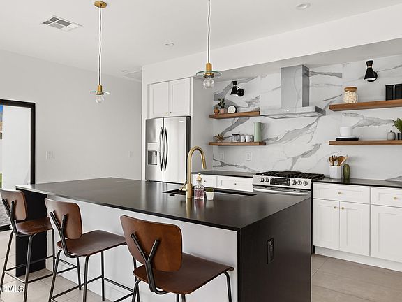 2nd image of 1038 E Clarendon Ave