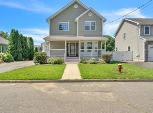 71 Kaveney St, Chicopee, MA 01020