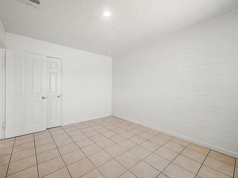 2433 E Cameron Vis — Photo 9