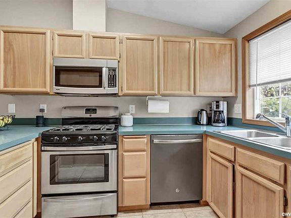 4th image of 2460 Hollywood Dr NE