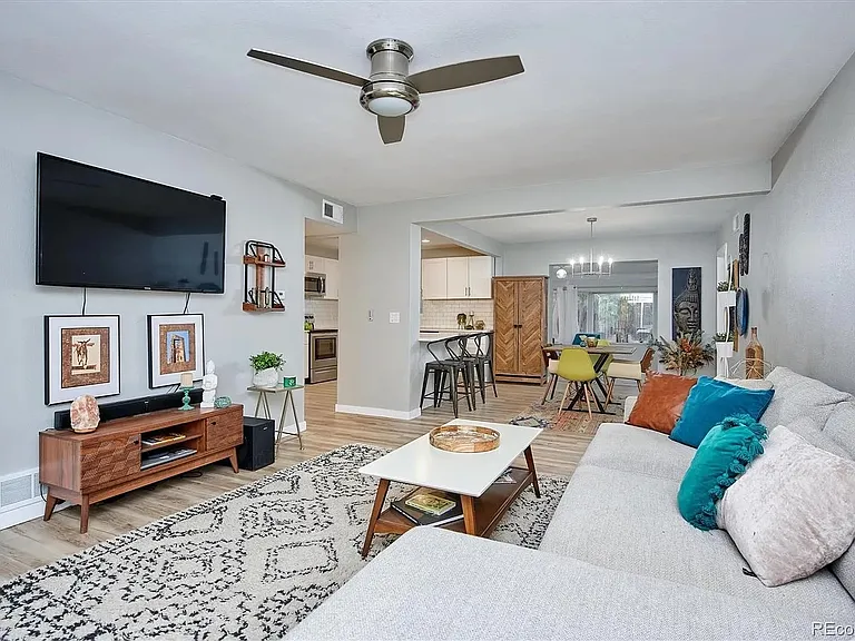 1077 Ursula St — Photo 2