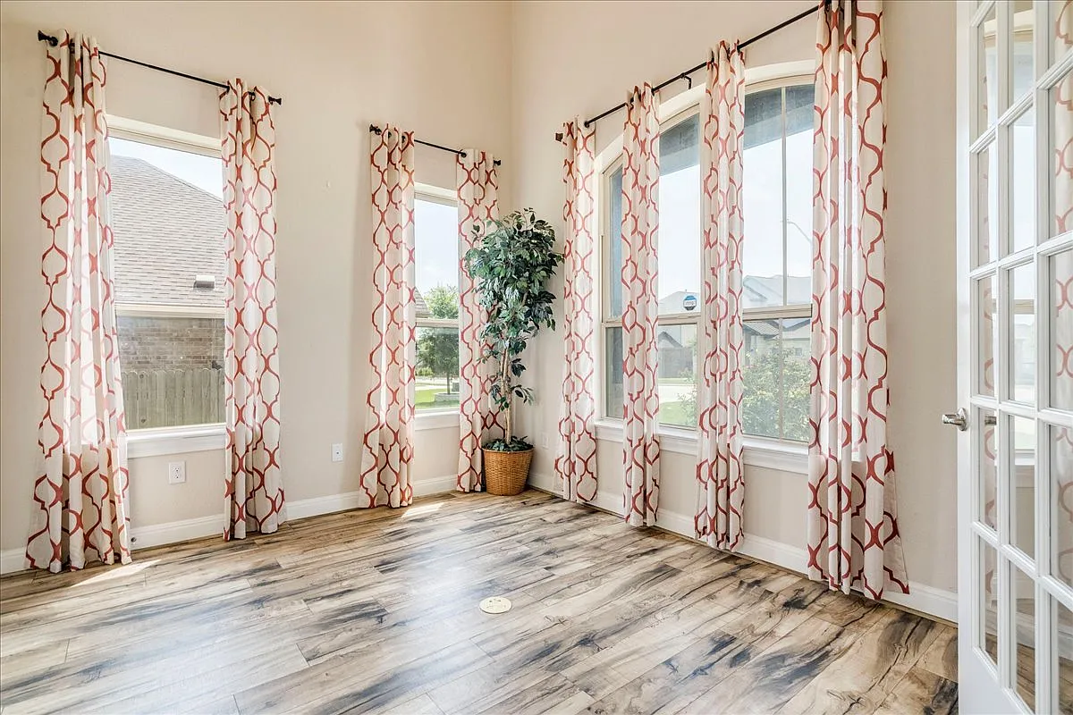 4 bed, 3.5 bath, 3250 sqft, $3,500 — Photo 4