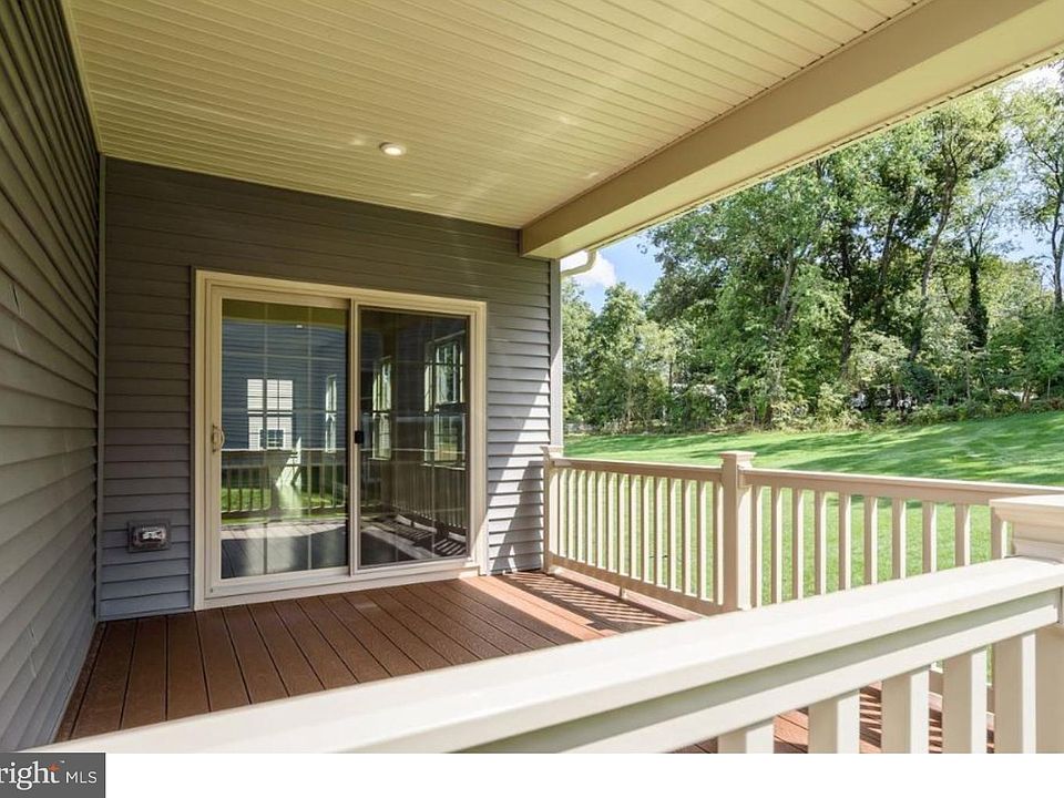 2nd image of 2060 Idlewyld Dr