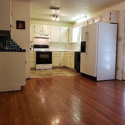 3rd image of 610 Crestland Ave