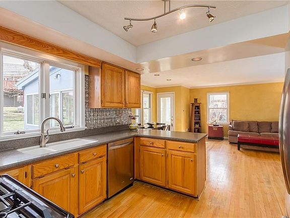 3rd image of 17 Erie Cres