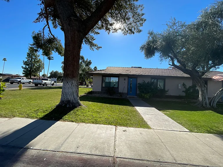 515 E Dunbar Dr — Photo 1