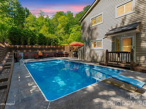 2nd image of 33 Lovers Loop Rd