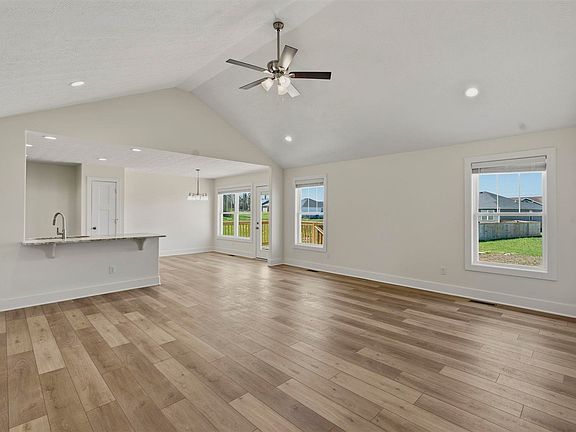 5th image of 915 Alberta Dr