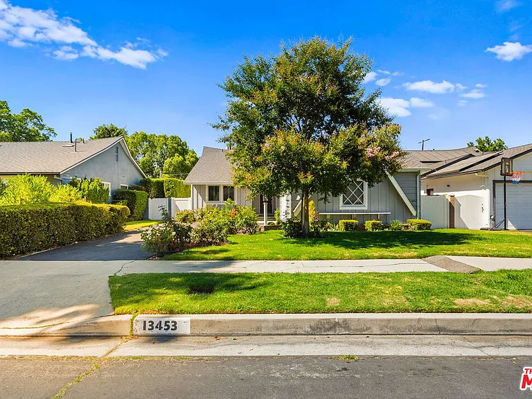 13453 Debby St — Photo 2