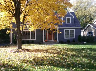 466 Pine Ct, Lake Bluff, IL 60044