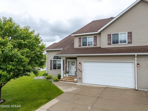 4727 Lynnbrook Ln, Grand Forks, ND 58201