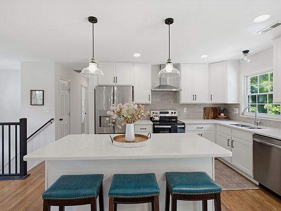 4th image of 625 6th Ave S