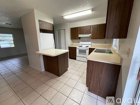 3rd image of 5742 NE 34th St