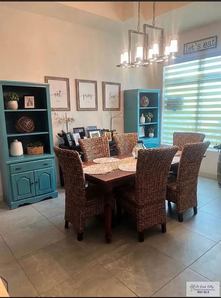 3 bed, 2.0 bath, 1686 sqft, $2,400 — Photo 3