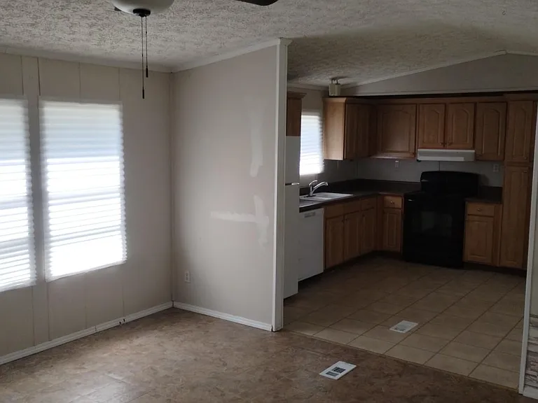 143 SE Laurence Ct — Photo 2