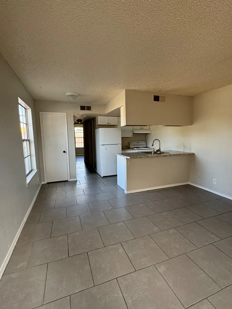 916 San Pedro Drive Southeast - 916-3 — Photo 1