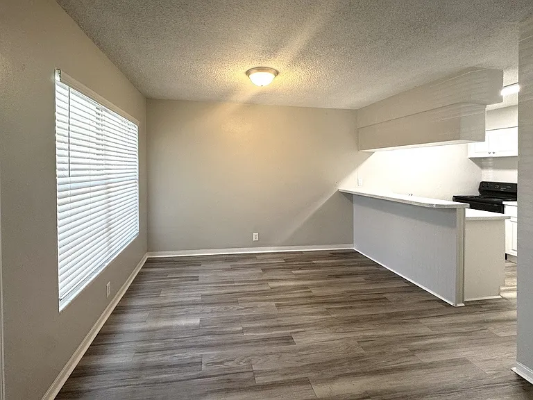 Park Apartments — Photo 10