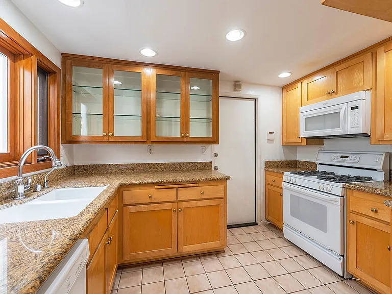 2410 Voorhees Ave #5 — Photo 6
