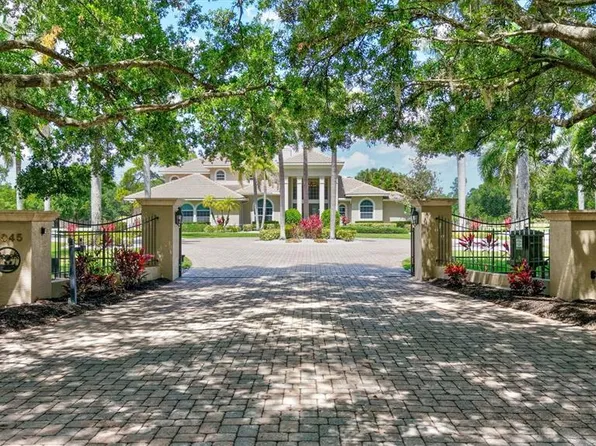 1045 Fox Creek Dr, Sarasota, FL 34240
