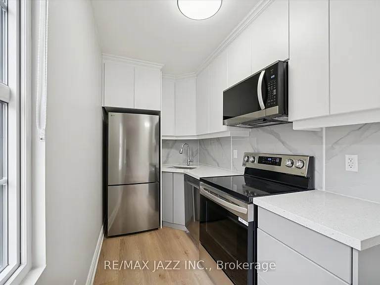251 Simcoe St S #204 — Photo 8
