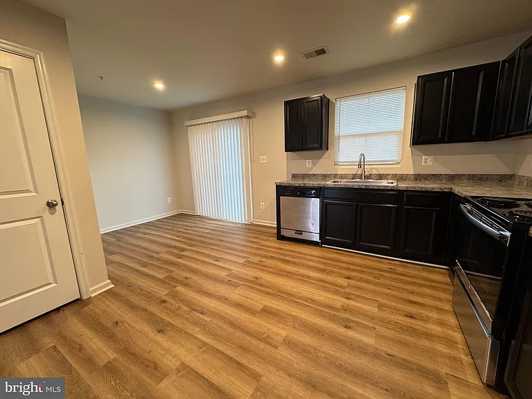 20 Marsh Ln — Photo 10