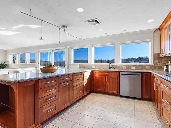 13 Bayberry Ln, Millbury, MA 01527