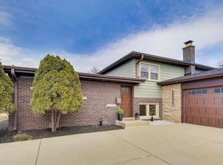 909 S Waverly Pl, Mount Prospect, IL 60056