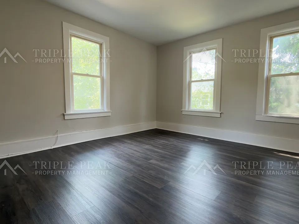 297 N Laurel St #3