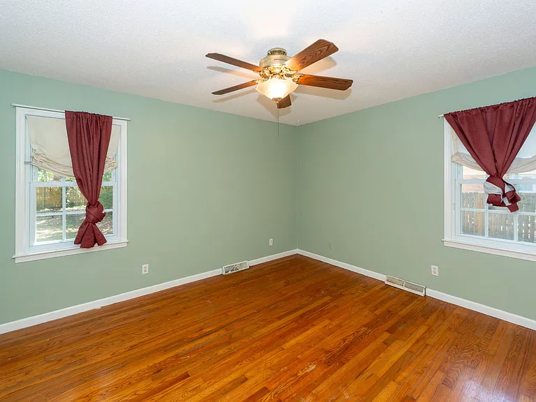 109 Runnymede Ln — Photo 22