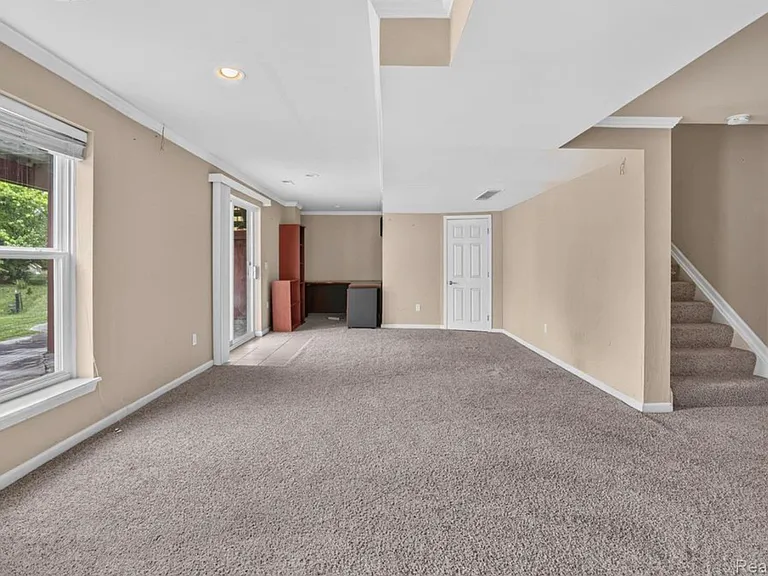 5001 Meadow Crest Cir — Photo 32