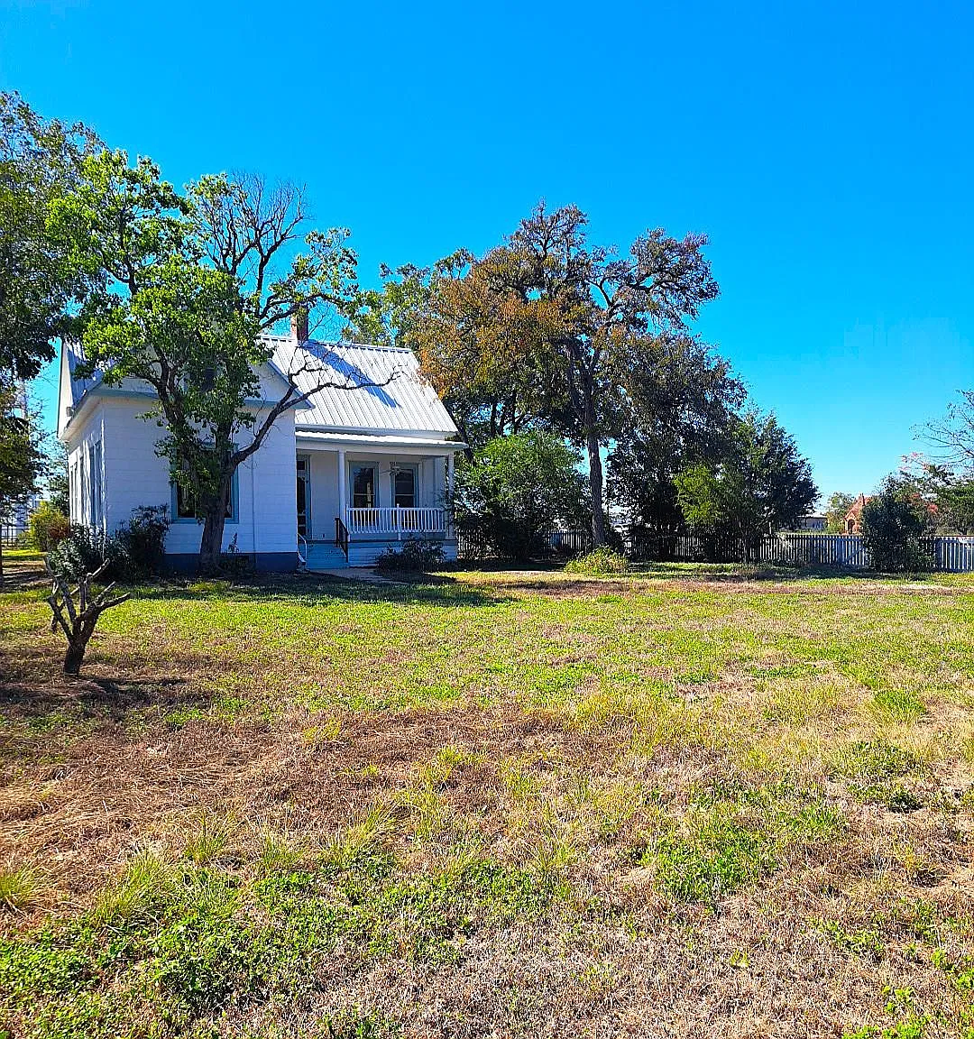 4 bed, 2.5 bath, 1947 sqft, $2,000 — Photo 3