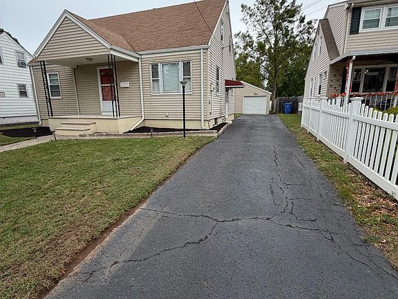 3rd image of 225-225 Harris Ave