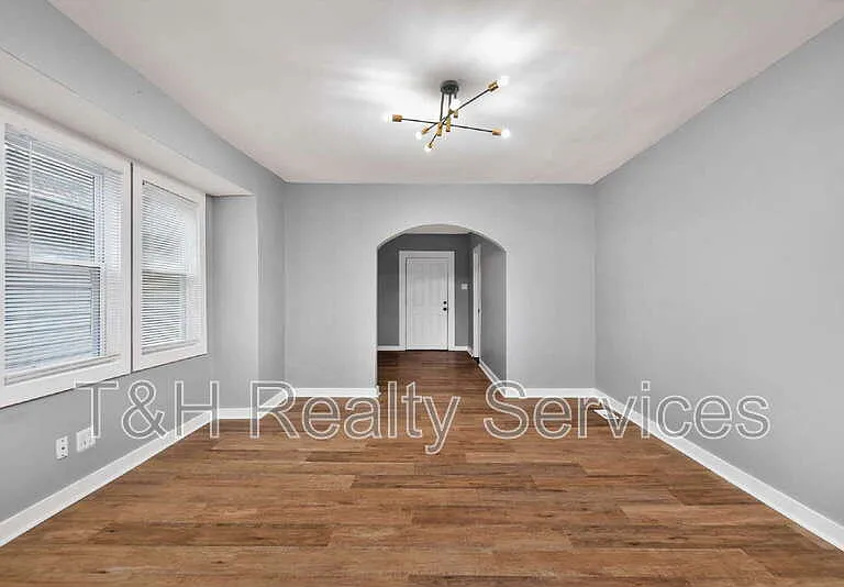 1927 N Dearborn St — Photo 9