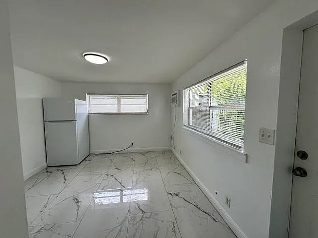 844 NE 17th Way #2 — Photo 3