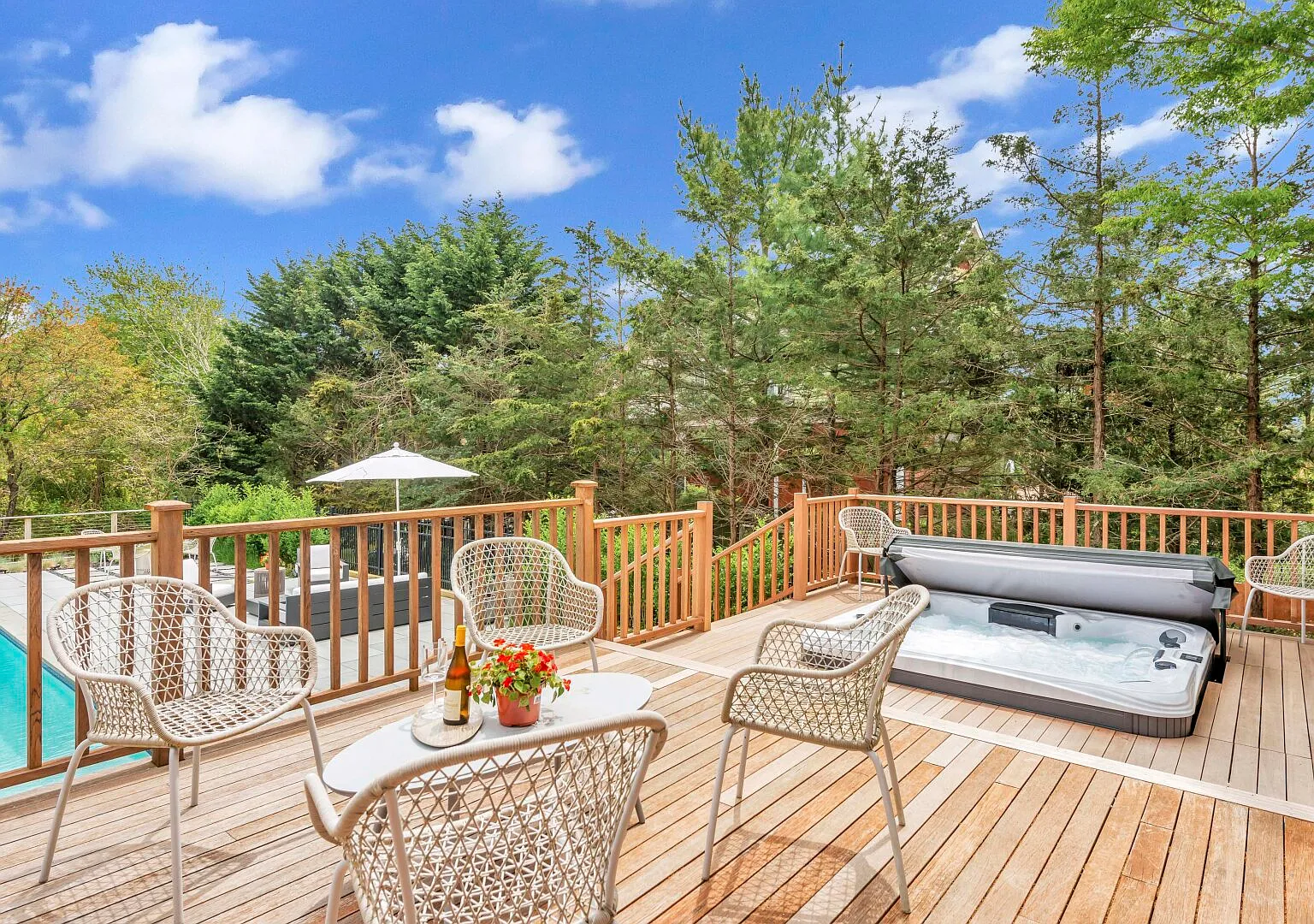 Classic-style Hamptons home, heated freshwater pool — Photo 4