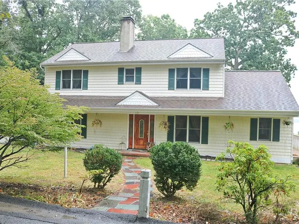 16 Oaklandview Dr, Mahopac, NY 10541
