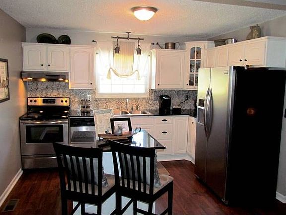 Updated Eat-In Kitchen