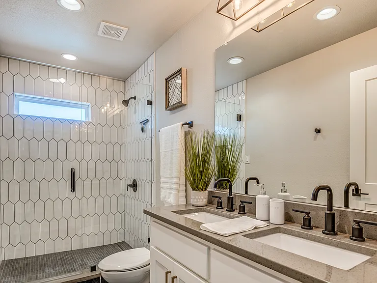 2114 Tucker St — Photo 14