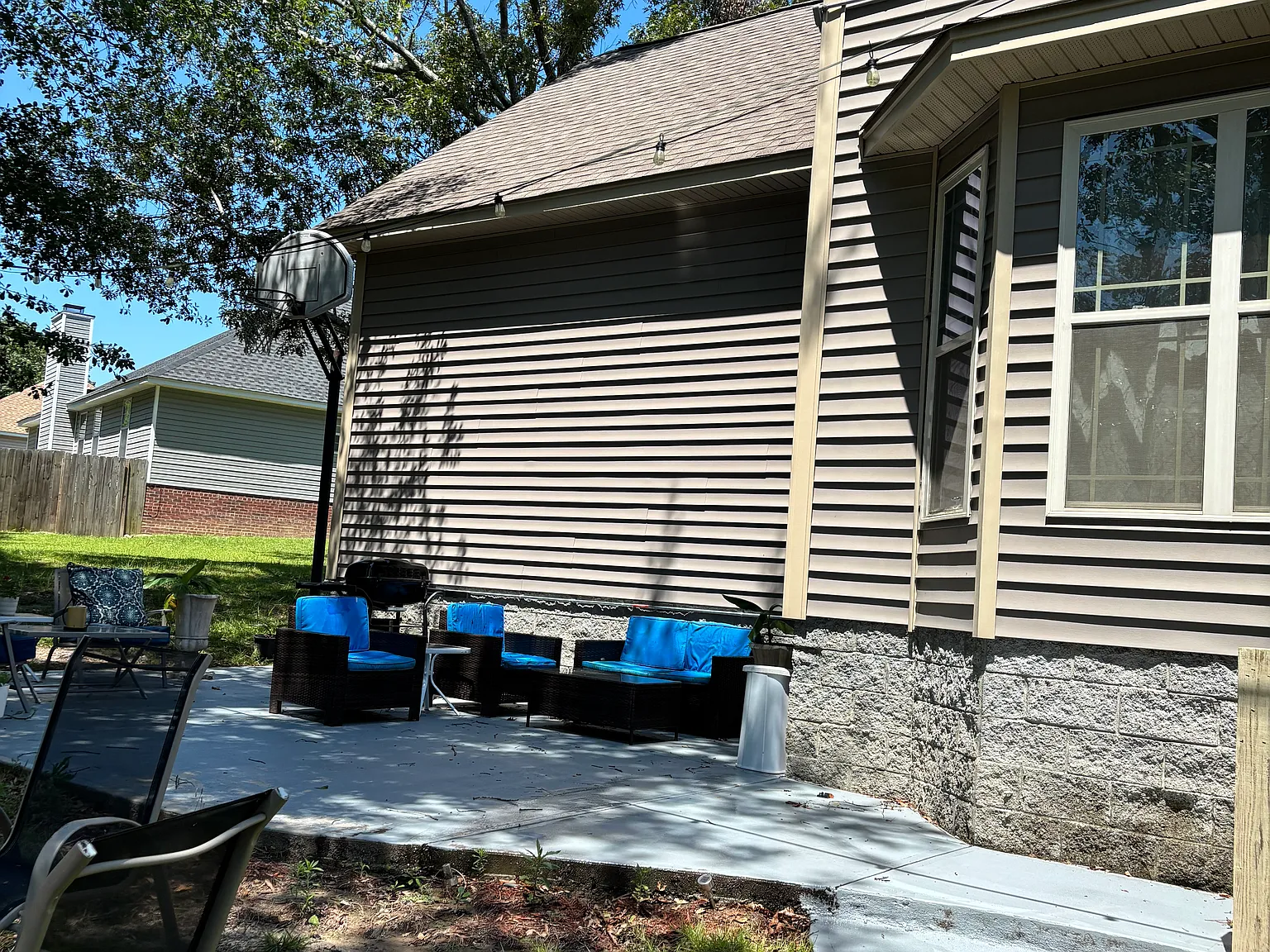 4 bed, 2.5 bath, 2500 sqft, $2,500 — Photo 4